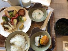 　和食中心に食べ収め。
ウェイトレスの彼女とも、最後のご挨拶。