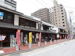 櫛田神社の近くにあった「博多町家」ふるさと館。
みやげ処、実演、体験コーナーがありました。
