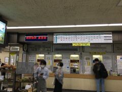 夕方の空いている時間を狙って善光寺へ再度行く。長野駅から長野電鉄に乗る。