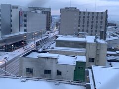 おはようございます。

ゆっくり寝ていたいところですが、6時前には起床。
無料の朝食付きなのですが、6:30からとのこと。私が乗りたいバスは6:45なので朝食は諦めました。
6:00から朝食のホテルがあれば良かったのですが、なかなか無いんですよねぇ。