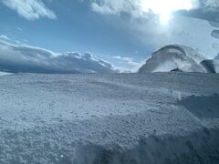 まだ除雪は終わってなかったみたいです。

大量の雪が舞ってますが、それだけ降ったんですよね。