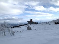 少し登ってきた所にある立物と柵はハイランド小清水725
雪の無い時期はここまで車で来れるそうですね。
景色も良いし、美幌峠より穴場では？