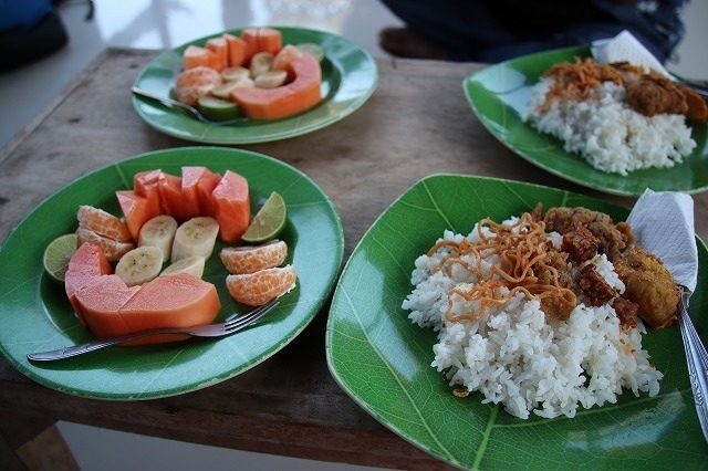 ナシチャンプルにフルーツ、それにコピバリ（バリコーヒー）<br />老犬ピクゥが寄り添ってくれます。<br />