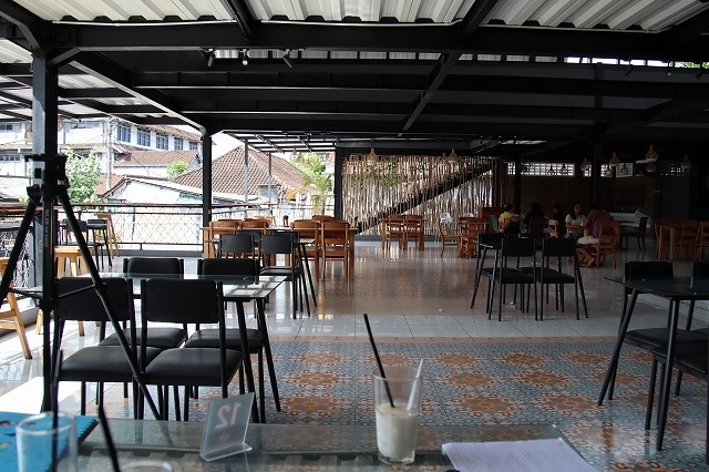 場所は、Mie BAR BAR　ミーゴレンのお店です。<br />2階は広くて風通しが良いのでお勧めです。<br />