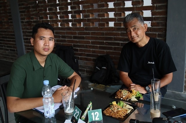 さて昼食にしましょう、親爺はミーゴレン・チャベ１<br />チャベの数字で辛さが決まります。<br />このお店はチャベが１でも辛いですよ。<br />ワンくんはチャベ５だったかな？一番辛い物を食べていました。<br /><br />火吹くよ～。<br />