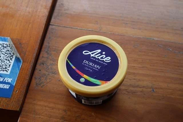 帰りにデルタデワタスーパーに寄ってお土産を少し購入します、そして親爺の好きなドリアンアイスも。<br />美味しい！と言うか、なんか食べたくなる味?なんですよね～。<br />臭いんだけど、なんというか、あのねっとり感がたまらんのです。<br />
