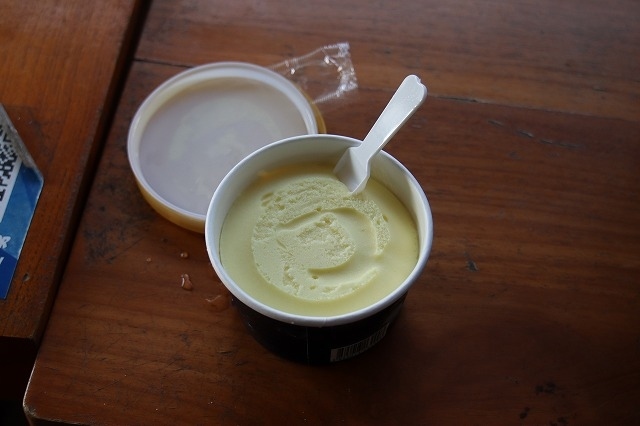 外に出て直ぐに食べます。<br />色もなんか似ていますね？<br />う～ん臭い！　でも旨い。<br />