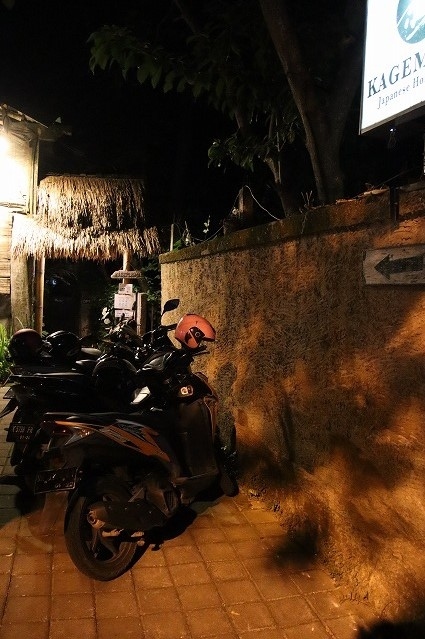 入口にバイクを置いて中に入ります。<br />