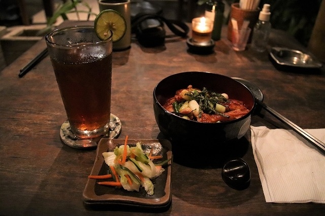 親爺は照り焼き丼とエスティーをたのみました。<br />お新香がついてきます。<br /><br />APAワヤンさんと話しながら食べていたら、4日目に一緒に食事をした伊藤さんが来ました。<br />毎晩食事をしに来るようです。<br />時を同じくしてSisiバックSATORUさんも来ました。<br />