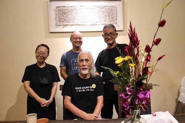 色々と話をしていたら閉店時間になり、そこから影武者店主・YUMIさんも一緒にお話ししました。<br />午前0時を過ぎて解散となりました。<br /><br />皆さんありがとうございました。<br /><br />左から、YUMIさん、SATORUさん、伊藤さん、親爺です。<br /><br /><br />１１日目へ続く<br />