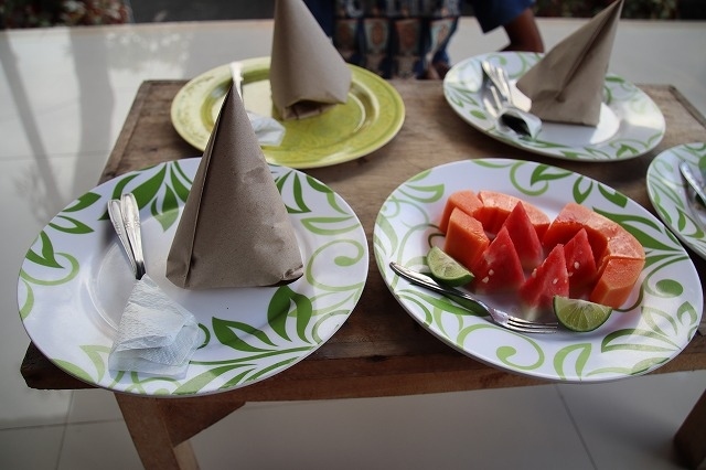 今日の予定は日本語教室に参加するだけです。<br /><br />昨日はとてもハードな一日でしたので、こんな日があっても・・・。<br /><br />今日の朝食は・・・おっ、トンガリ君だ！<br />