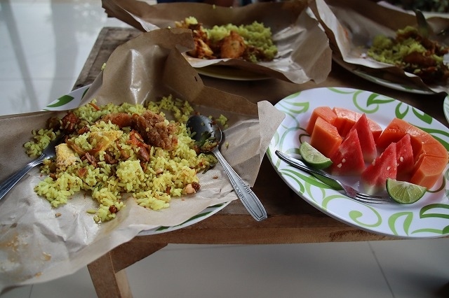 袋を広げると、ナシクニンのチャンプルです。<br />これ、とても美味しいのですが辛いです。<br />作っている人がバリ人だと辛いんです、逆にジャワ人だと甘いそうです。<br />今週はレバランなのでジャワ人はお休みです。<br />これも4,000Rp≒￥３８ですよ。<br />