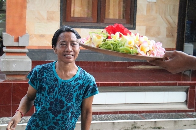 宿のマデさんから「これは今日のチャナンに使う花です」と言って見せてくれた。<br /><br />親爺のプルメリアや南国の花が好きなのを知っているので。