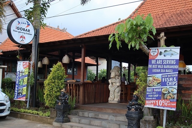 ＡＰＡワヤンさんが開いている日本語教室に先生役？で参加しました。<br /><br />今日はワヤン君一人ですが、<br /><br />場所は、ビスマ通りにあるI GOBAR BLI EAYANと言うお店。<br />