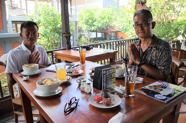 日本語を勉強した後は食事の時間です。<br />チョット親爺怖い顔をしていますが、怒っているわけではありません。<br /><br />「いただきます」「ごちそうさまでした」すべて日本語であいさつします。<br />