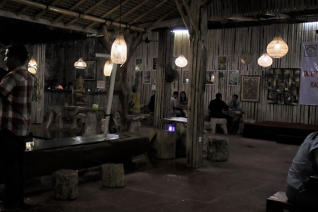 夜になりAPAワヤンさんから、クデワタンにポークリブの美味しいお店があるので食べに行きませんか？とお誘いが。<br />行ってみるとジャワ人で混雑している、隣に大きなワルンがあったのでこのお店に入ることに。<br /><br />お店の名前は、Mie Setan Njerit Kedewatan という昼間は麺を提供しているお店らしい。<br />オープンスタイルのお店でやや薄暗い、壁にはたくさんの絵画に値札が付いた状態で飾られている。<br />