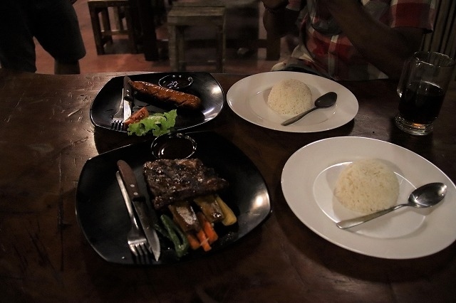 親爺とAPAワヤンさんがポークバカール＆ソーセージバカールをそれぞれ頼みシェアすることに。<br />そうしたら・・・持ってきた人がAPAワヤンさんの同級生だった。<br />