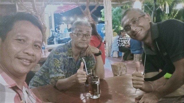 右の人が同級生で、色々話していると、ここの店主だそうです。<br />元は建築の仕事をしていたそうで、確かに店内の作りは変わっていて洒落ている。<br />