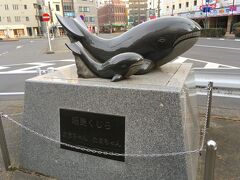 駅前には「昭島くじら あきちゃん たまちゃん」のモニュメントがありました。
大きなくじらと小さなくじらが並んでいました。
