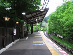 あえて曇りの日で、早朝なのでまだ観光客はいません。緑に囲まれた場所にホームがあり、京都市内とは思えない雰囲気。