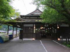 鞍馬駅です。昭和4年開業の木造駅舎で第1回近畿の駅百選にも選ばれた駅。寺院風の駅舎で個人的にも好きな駅です。
