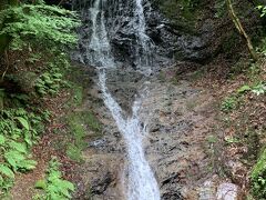 三千院から片道２０分くらい森の中を歩いて行くとある「音無の滝」。