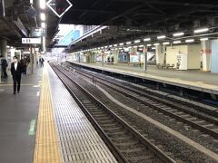 朝５時半の品川駅構内は、京急からの乗り換え客が多い。
沼津行きのグリーン車の座席も予想外に埋まっていた。