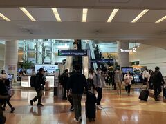 １０日振りの羽田空港。GW後半にもかかわらず人でいっぱい