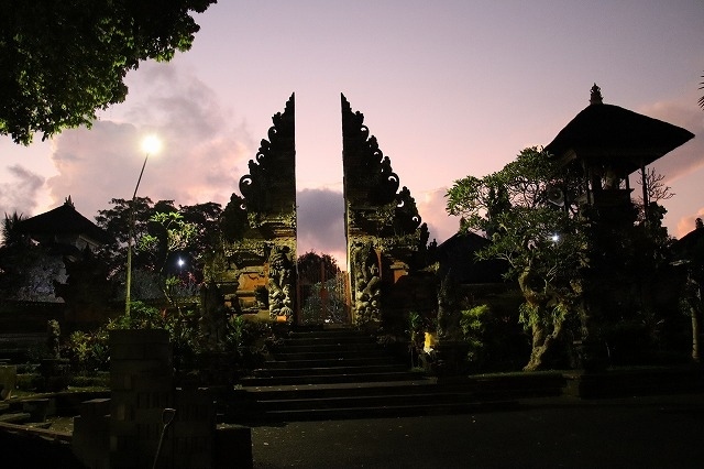 昨日の夜にAPAのワヤンさんから、明日の朝にウブドの朝市に行かないか？とお誘いがあった。<br />活気があるところは大好きな親爺ですから・・・行かないわけがない。<br />５時半に起きてカメラ担いでブラブラと歩いて行きました。<br /><br />夜明け前のPura Dalem Puri Peliatan-Ubud、チョット神秘的。<br />