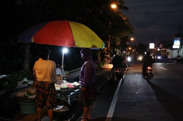 Jl.Raya Ubudの大通りに出て、ここからウブド王宮を曲がりウブドセントラルパーキングまでの1.3ｋmを歩きます。