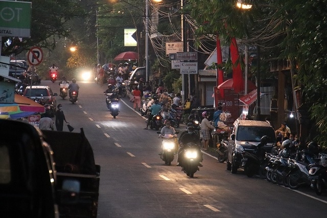 いつも思うけれど、バリ人は早起きですよね～。<br />やっと夜が明けてきました。<br />