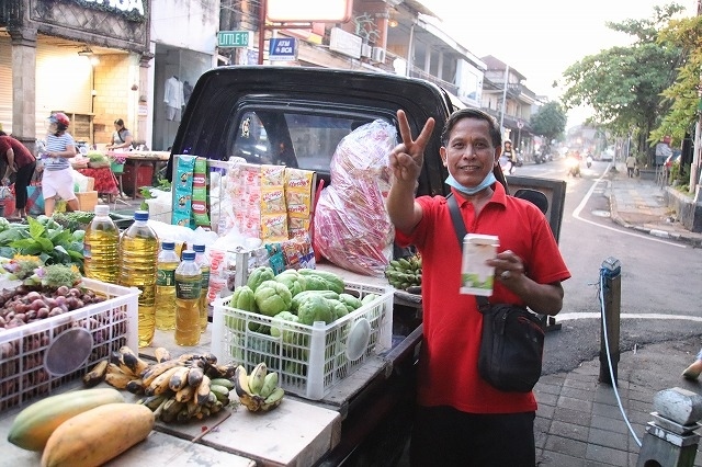 野菜や果物をトラックで売りに来ている兄さん、明るいよね～。