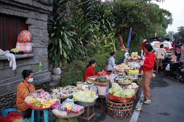 チャナンというお供えに使われる花もたくさん売られています。