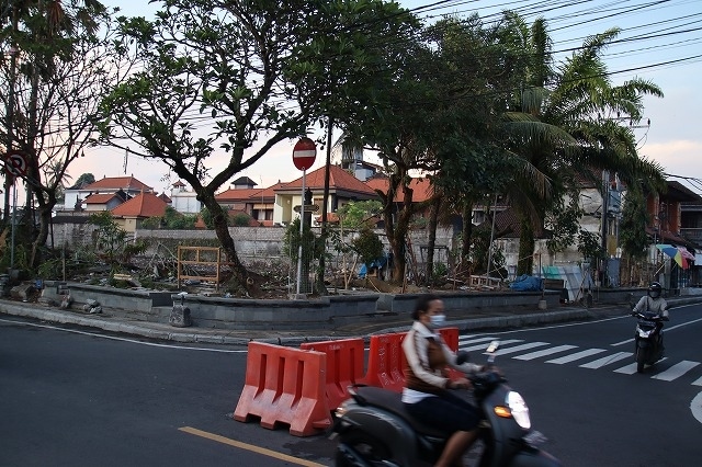 以前にあったウブド市場は現在取り壊されて新しい建物に建築中です。<br />２年後に完成らしい？ですが。<br /><br />ウブド王宮を曲がり、イブオカ方面へ歩きます。<br />
