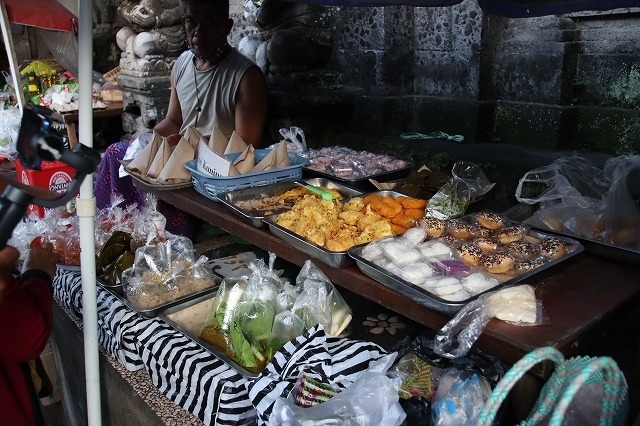 いかつい親父さんが売っているのは、ナシクニンやピサンゴレンなどのお菓子です。
