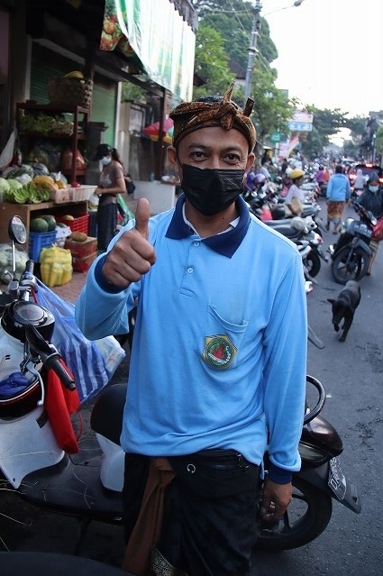 バイクや車がたくさん駐車しているところに必ずいる「パーカー」、彼らは国や自治体で雇われている地方公務員らしい。<br /><br />バリ人は皆明るいです。