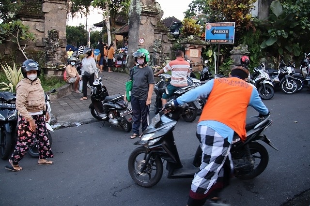 バイク１台の駐車料2,000Rｐ（￥18）を受取りきちんと駐車列を作ります。<br />出す時は一声掛けると手伝ってくれます。<br />