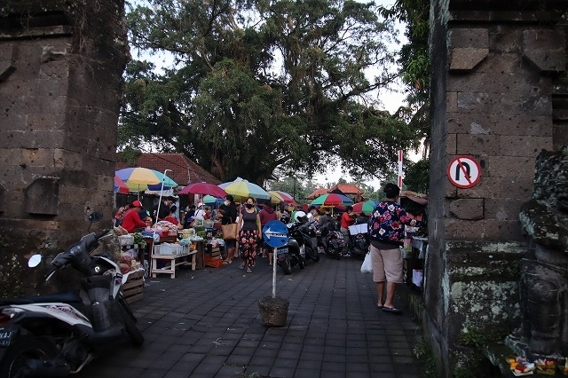 セントラルパーキング内では出店がたくさんあります。