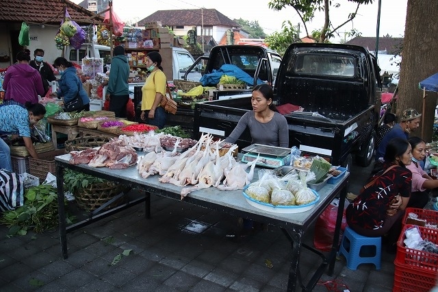 ショッキングなのは肉屋さん。<br />鶏肉は羽根を取ってそのまま売られています。<br /><br />並んだ足がなんだか・・。<br />（ショッキングですがありのままを掲載しています）<br />