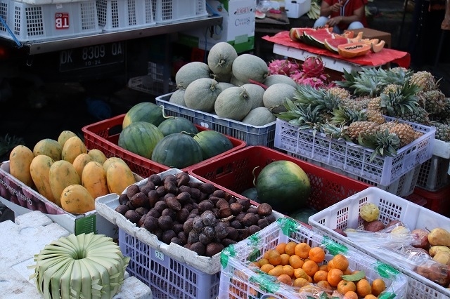 最近ではメロンなども売られるようになりましたが、日本ほど甘くはないです。<br /><br />画面中央に栗のような茶色いサラック、日本にはない果物です。<br />美味しいというものではないですが、梨のような食感と味です。<br />