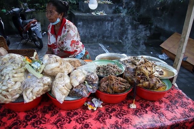 こちらのお母さんはラワールでしょうか、鳥が一羽丸々煮られているのが・・・チョットグロです。