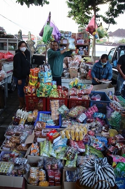 APAワヤンさんの同級生のお菓子屋さん、元気よく儲かっていそうですね。
