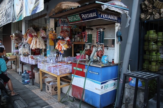 さて日も昇ってきたので宿に帰ります。<br /><br />帰る途中に商店ガソリンスタンドがありました。<br />日本では安全上考えられないですが、こちらではOKです。<br />手動ポンプで入れます、目盛りはリッターを表しているのでしょうが、正しいのでしょうか？<br />