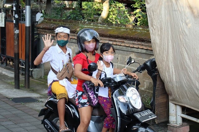 もう学校の時間ですね！<br />行ってらっしゃい。<br />バリ島のお母さんは、みんな若い人が多いですね。<br />