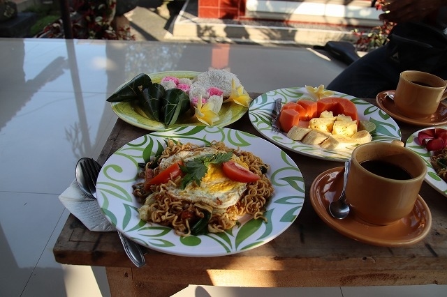 さて今日の朝食は、ミーゴレンです、それに朝からお菓子が出ています。