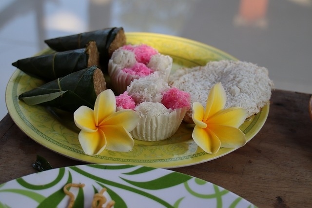 甘いもち米のお菓子とココナッツの固めたお菓子です。<br />素朴な味で美味しいです。<br />