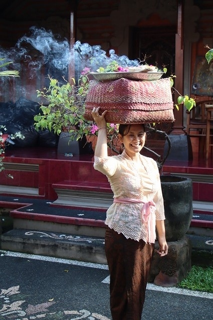 朝のお務めです。<br />バリの女性は頭の上に物を載せて運ぶので体幹がまっすぐで姿勢はいいです。<br />
