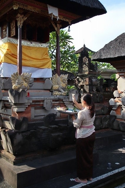 本当にこちらの人は信仰心が熱心で親爺は恥ずかしいです。