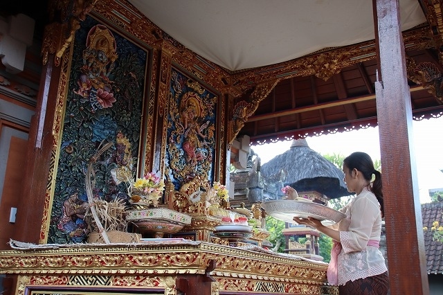 お金がかかっている祭壇は、天国を表しているようです。