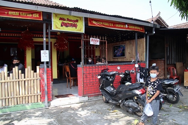 朝寝をしてから昼食に行きます。<br />（朝寝＝昼寝の前）<br /><br />テガスにあるMie Pangsit Bubengという麺のお店です。<br />親爺は麵が好きなのでAPAワヤンさんが連れて来てくれました。<br />